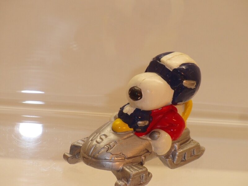 Snoopy/Peanuts: Schleich 2. Serie ab 80er Jahre: Snoopy als Bobfahrer Snoopy/Peanuts: Schleich 2. Serie ab 80er Jahre: Snoopy als Bobfahrer