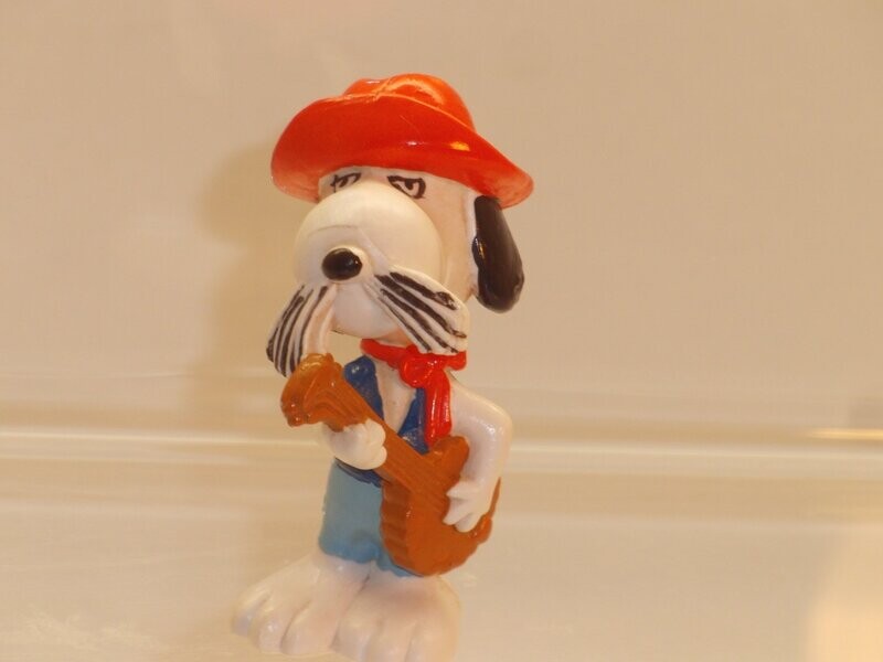 Snoopy/Peanuts: Schleich 2. Serie ab 80er Jahre: Snoopy als Cowboy mit Gitarre Snoopy/Peanuts: Schleich 2. Serie ab 80er Jahre: Snoopy als Cowboy mit Gitarre
