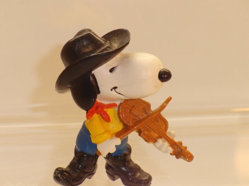 Snoopy/Peanuts: Schleich 2. Serie ab 80er Jahre: Snoopy als Cowboy mit Fiedel Snoopy/Peanuts: Schleich 2. Serie ab 80er Jahre: Snoopy als Cowboy mit Fiedel
