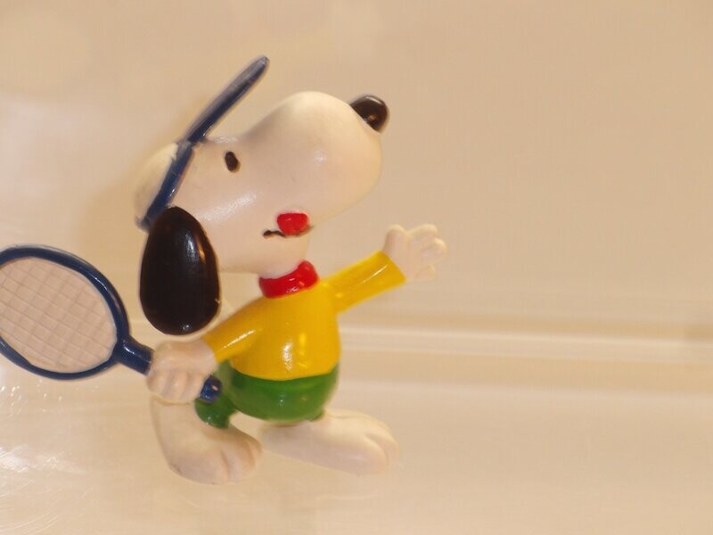 Snoopy/Peanuts: Schleich 2. Serie ab 80er Jahre: Snoopy als Tennisspieler (alte Bemalung gelb/grün)