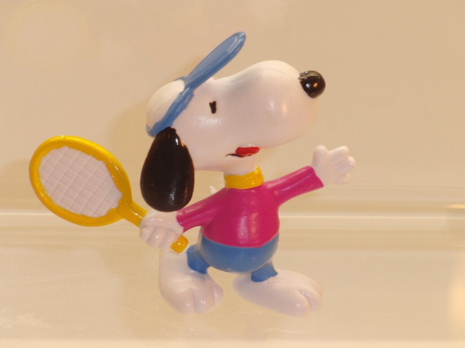 Snoopy/Peanuts: Schleich 2. Serie ab 80er Jahre: Snoopy als Tennisspieler (neue Bemalung pink/blau)