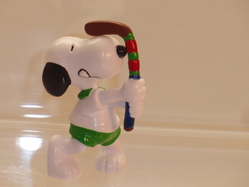 Snoopy/Peanuts: Schleich 2. Serie ab 80er Jahre: Snoopy mit Hockeyschläger Snoopy/Peanuts: Schleich 2. Serie ab 80er Jahre: Snoopy mit Hockeyschläger