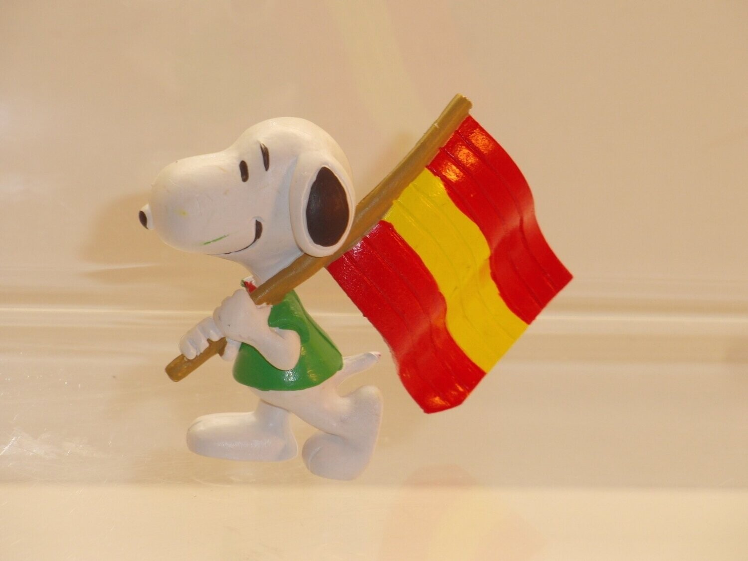Snoopy/Peanuts: Comic Spain 1990: Snoopy als Flaggenträger
Flagge rot/gelb/rot