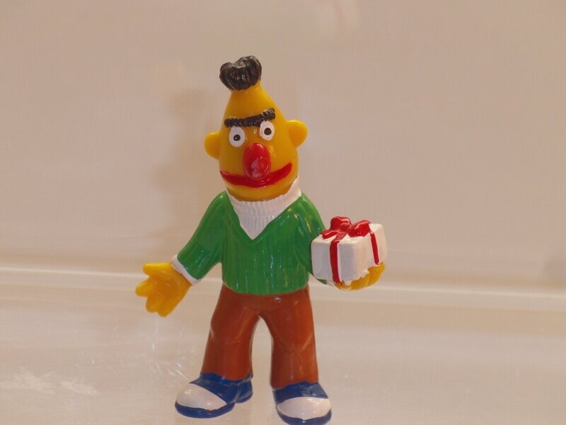 Sesamstraße: Bully 1985: Bert mit Geschenk Sesamstraße: Bully 1985: Bert mit Geschenk
