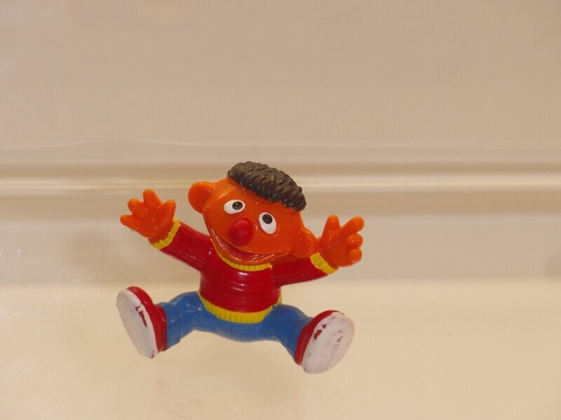 Sesamstraße: Bully 1985: Ernie sitzend Sesamstraße: Bully 1985: Ernie sitzend