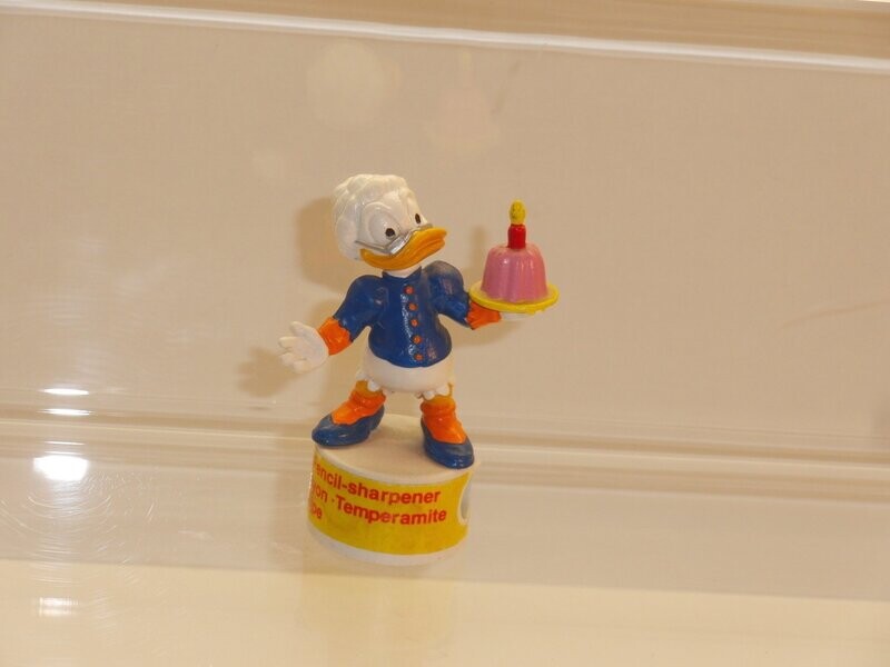 Disney: Bully 80er Jahre: Oma Duck mit Torte auf Spitzer-Sockel Disney: Bully 80er Jahre: Oma Duck mit Torte auf Spitzer-Sockel