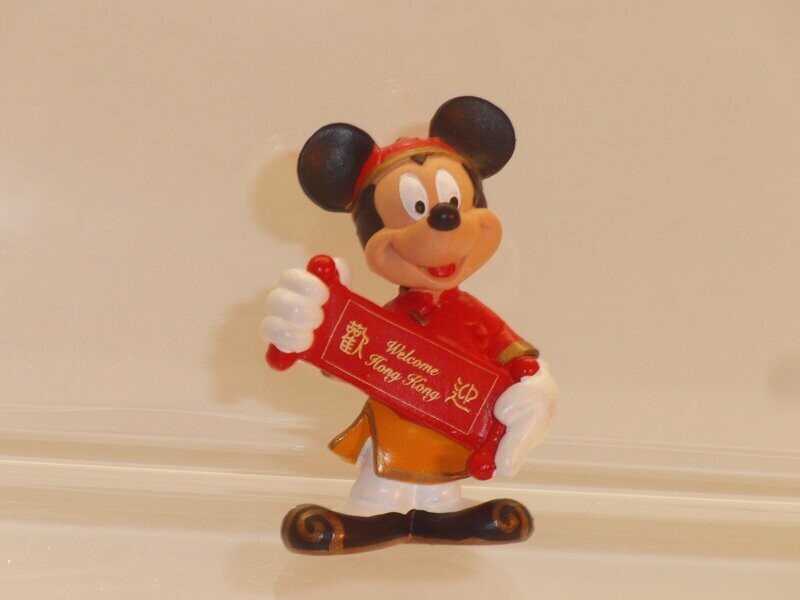 Disney: Nationalitäten: Bullyland 90er/2000er Jahre: Micky Maus als Chinese; Aufdruck auf Schriftrolle: Welcome Hong Kong