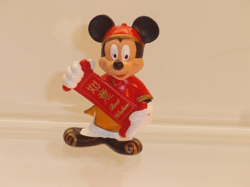 Disney: Nationalitäten: Bullyland 90er/2000er Jahre: Micky Maus als Chinese; Aufdruck auf Schriftrolle: Best Wishes