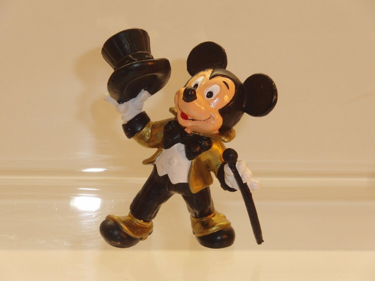 Disney: Micky Maus: Bully/Bullyland 90er Jahre: Micky mit Stock und Zylinder, Jacke gold, Hose schwarz