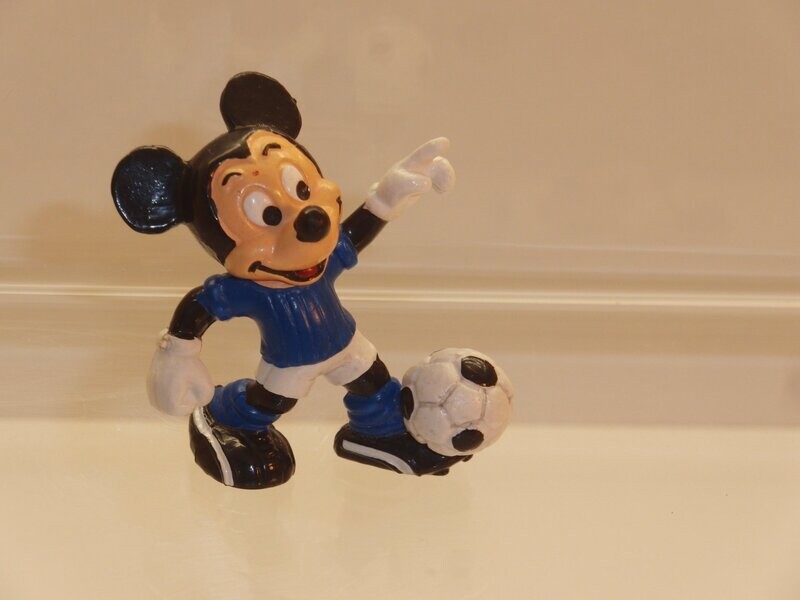 Disney: Micky Maus: Bully 80er Jahre: Micky als Fußballer, Hemd blau Disney: Micky Maus: Bully 80er Jahre: Micky als Fußballer, Hemd blau