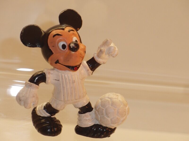 Disney: Micky Maus: Comics Spain 80er Jahre: Micky als Fußballer, Trikot weiß Disney: Micky Maus: Comics Spain 80er Jahre: Micky als Fußballer, Trikot weiß