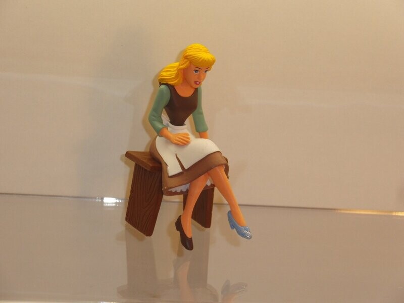 Disney's Cinderella: Bullyland am 2005: Cinderella als Aschenputtel 12362 Disney's Cinderella: Bullyland am 2005: Cinderella als Aschenputtel 12362