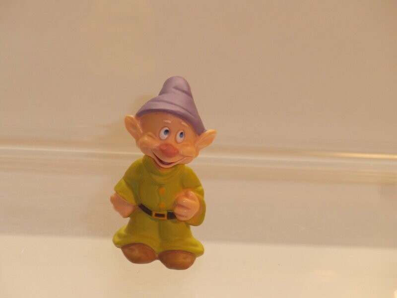 Disney's Schneewittchen: Bullyland: Pimpel (Mütze lila) Disney's Schneewittchen: Bullyland: Pimpel (Mütze lila)