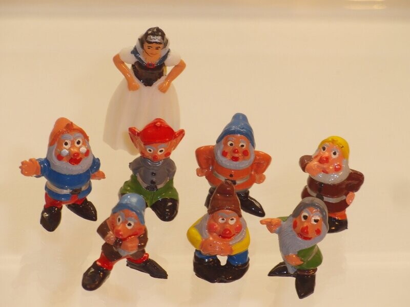 Disney's Schneewittchen: Marx Disneykins 60er/70er Jahre: Schneewittchen und die 7 Zwerge (Satz mit 8 Figuren)