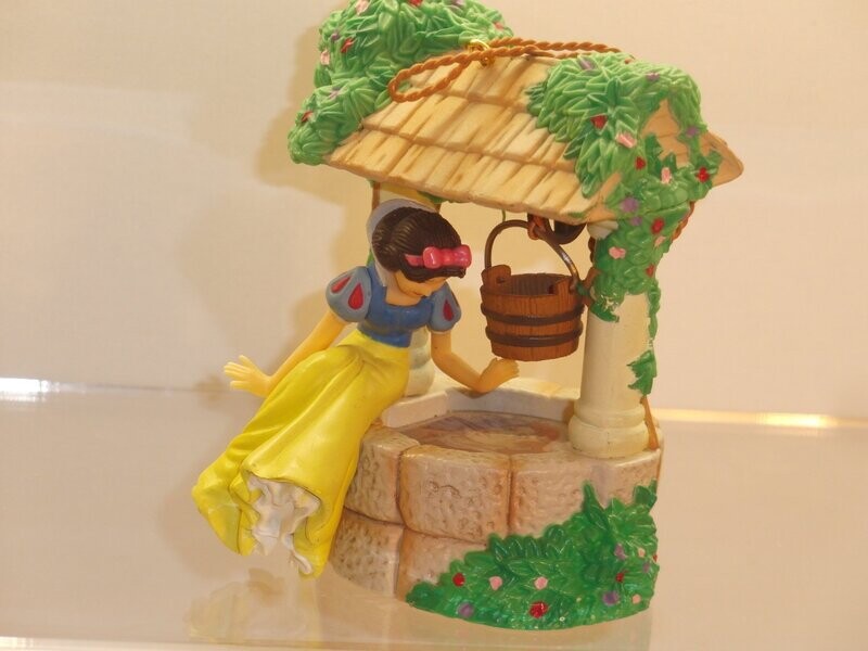 Disney's Schneewittchen: Enesco: Schneewittchen mit Brunnen (Anhänger) Disney's Schneewittchen: Enesco: Schneewittchen mit Brunnen (Anhänger)