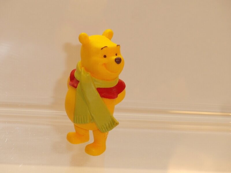 Disney's Winnie Puuh: Bully/Bullyland: Winnie Puuh mit Schal 12327 Disney's Winnie Puuh: Bully/Bullyland: Winnie Puuh mit Schal 12327