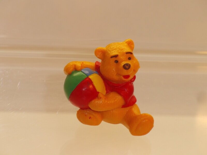 Disney's Winnie Puuh: Bully/Bullyland: Winnie Puuh mit Ball Disney's Winnie Puuh: Bully/Bullyland: Winnie Puuh mit Ball