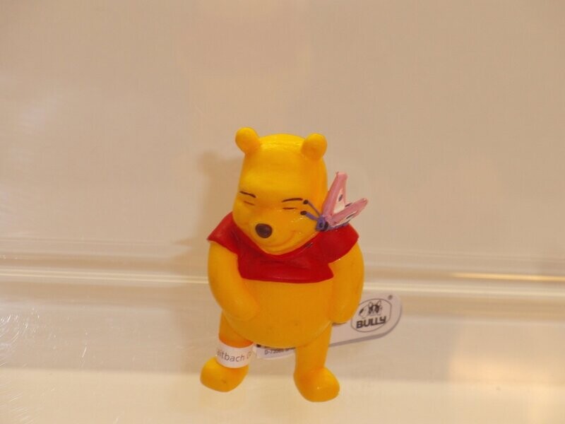 Disney's Winnie Puuh: Bully/Bullyland: Winnie Puuh mit Schmetterling 12329 Disney's Winnie Puuh: Bully/Bullyland: Winnie Puuh mit Schmetterling 12329
