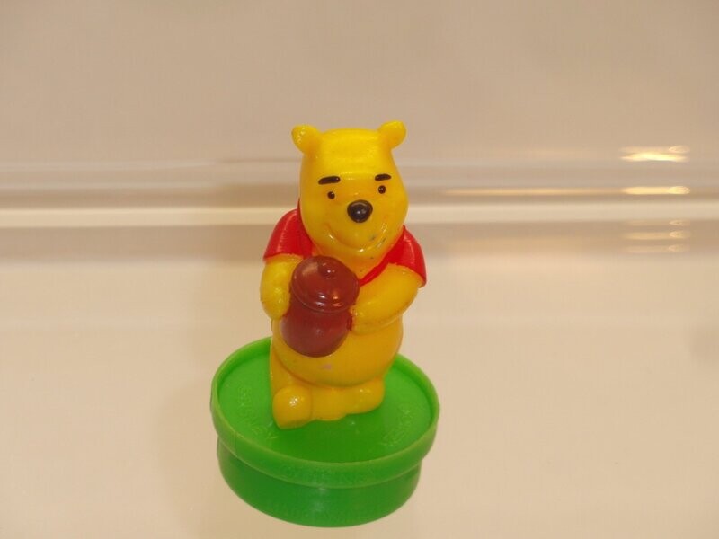 Disney's Winnie Puuh: Nestle (Smarties): Winnie Puuh mit Honigtopf Disney's Winnie Puuh: Nestle (Smarties): Winnie Puuh mit Honigtopf