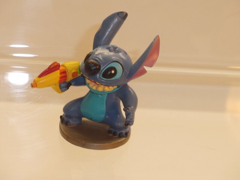 Disney's Lilo und Stitch: Disney Store: Stitch mit Waffe Disney's Lilo und Stitch: Disney Store: Stitch mit Waffe