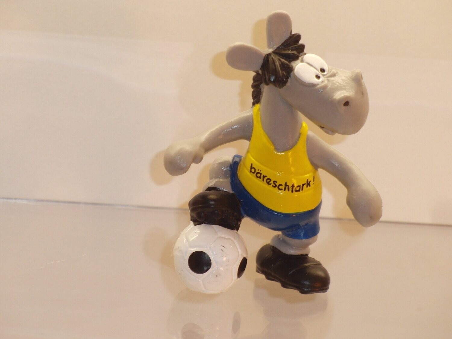 Äffle & Pferdle: Pferdle als Fußballer (Hemd gelb, Hose blau) bäreschtark