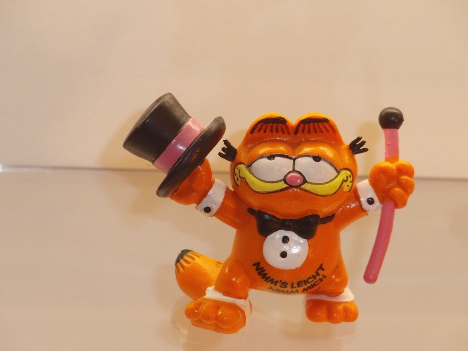 Garfield: Bully: Garfield mit Zylinder und Stock