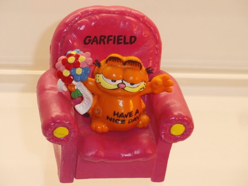 Garfield: Bully: Garfield im pinken Sessel: mit Blumenstrauß Garfield: Bully: Garfield im pinken Sessel: mit Blumenstrauß