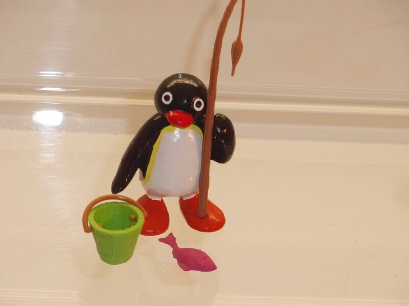 Pingu: Bully/Bullyland 1990: Pingu mit Angel, Eimer und Fisch