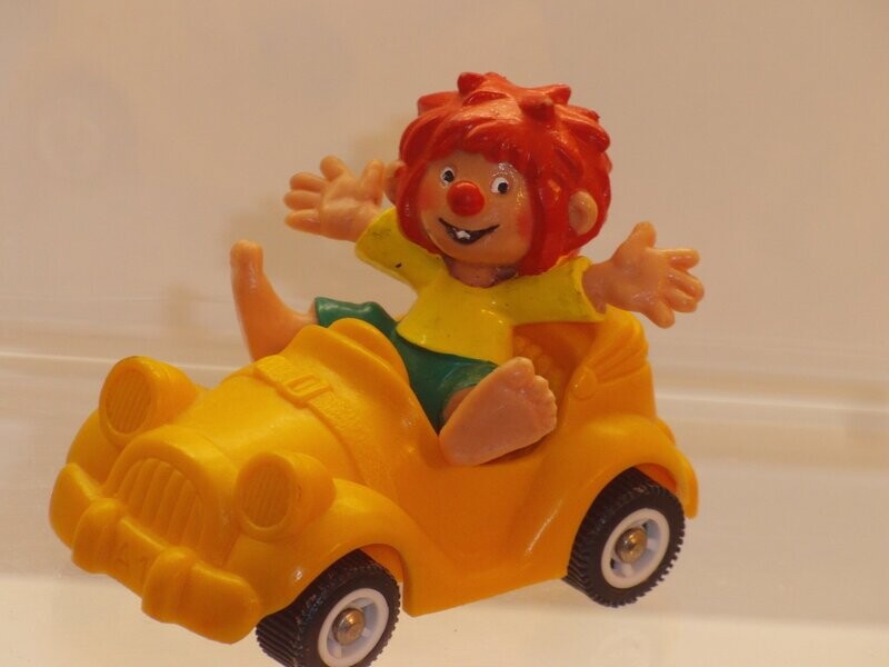 Pumuckl: Bully 1984: Pumuckl im Auto (gelb/orange) Pumuckl: Bully 1984: Pumuckl im Auto (gelb/orange)