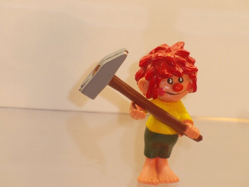 Pumuckl: Heimo 80er Jahre: Pumuckl mit Hammer Pumuckl: Heimo 80er Jahre: Pumuckl mit Hammer