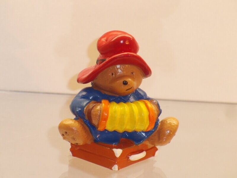 Paddington Bär: Schleich 1990: Paddington auf Koffer sitzend mit Ziehharmonika Paddington Bär: Schleich 1990: Paddington auf Koffer sitzend mit Ziehharmonika