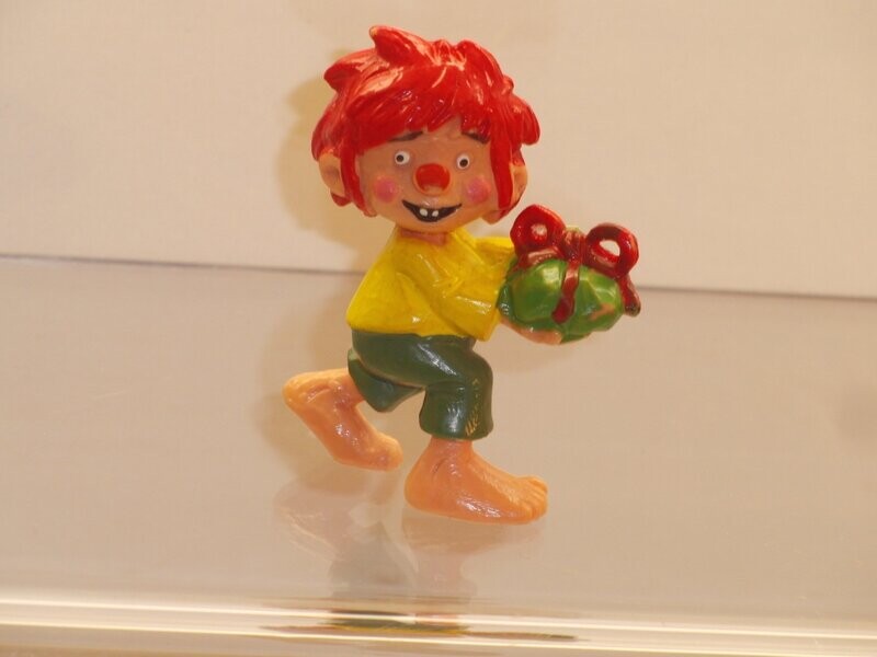 Pumuckl: Schleich 1983: Pumuckl mit Geschenk Pumuckl: Schleich 1983: Pumuckl mit Geschenk