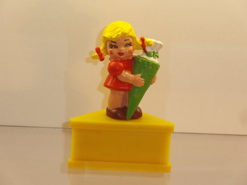 Schleich Figur auf Dreieckssockel: Mädchen mit Schultüte Schleich Figur auf Dreieckssockel: Mädchen mit Schultüte