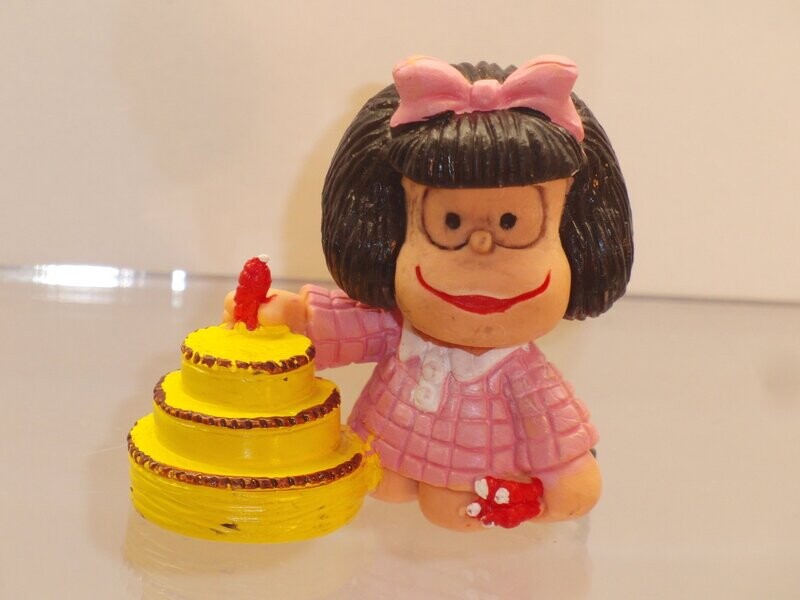 Mafalda: Comics Spain: 1989: Mafalda mit Geburtstagskuchen (Kleid rosa) Mafalda: Comics Spain: 1989: Mafalda mit Geburtstagskuchen (Kleid rosa)