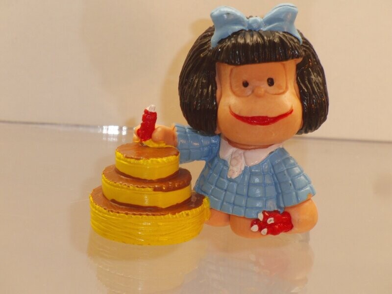 Mafalda: Comics Spain: 1989: Mafalda mit Geburtstagskuchen (Kleid hellblau) Mafalda: Comics Spain: 1989: Mafalda mit Geburtstagskuchen (Kleid hellblau)