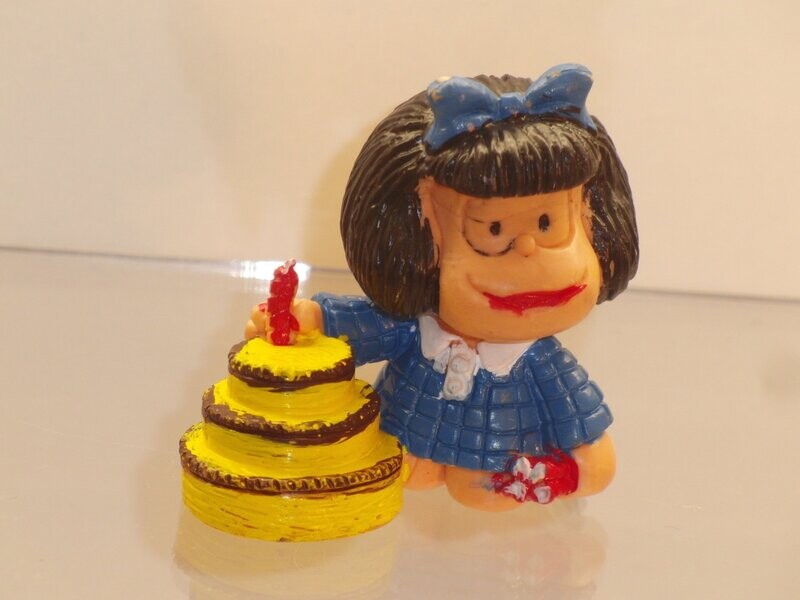 Mafalda: Comics Spain: 1989: Mafalda mit Geburtstagskuchen (Kleid dunkelblau) Mafalda: Comics Spain: 1989: Mafalda mit Geburtstagskuchen (Kleid dunkelblau)