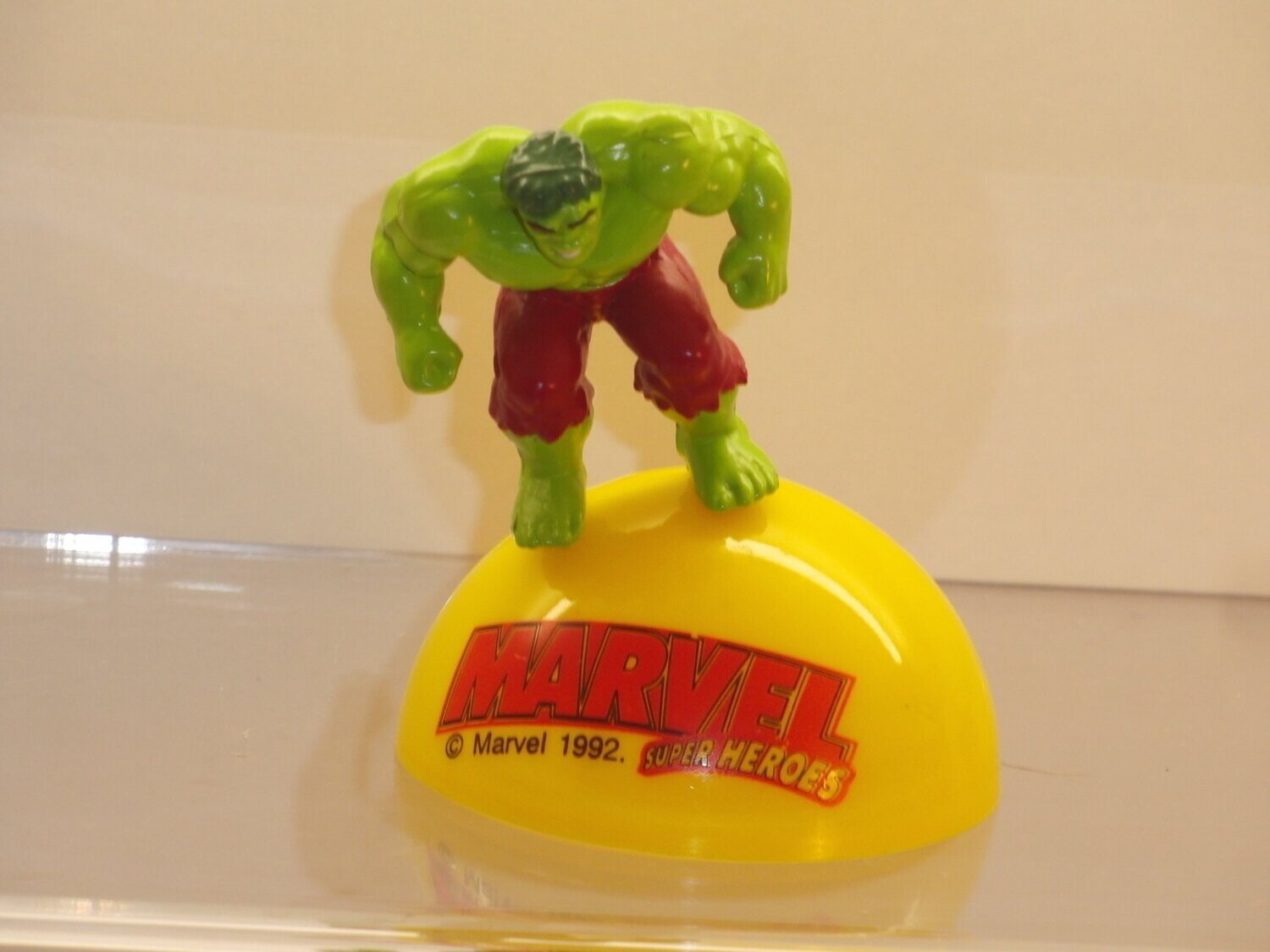 Marvel Super Heroes: 1992: Hulk
Figur auf gelber Halbkugel mit Schriftzug (Figur ist auf Kugel gesteckt)