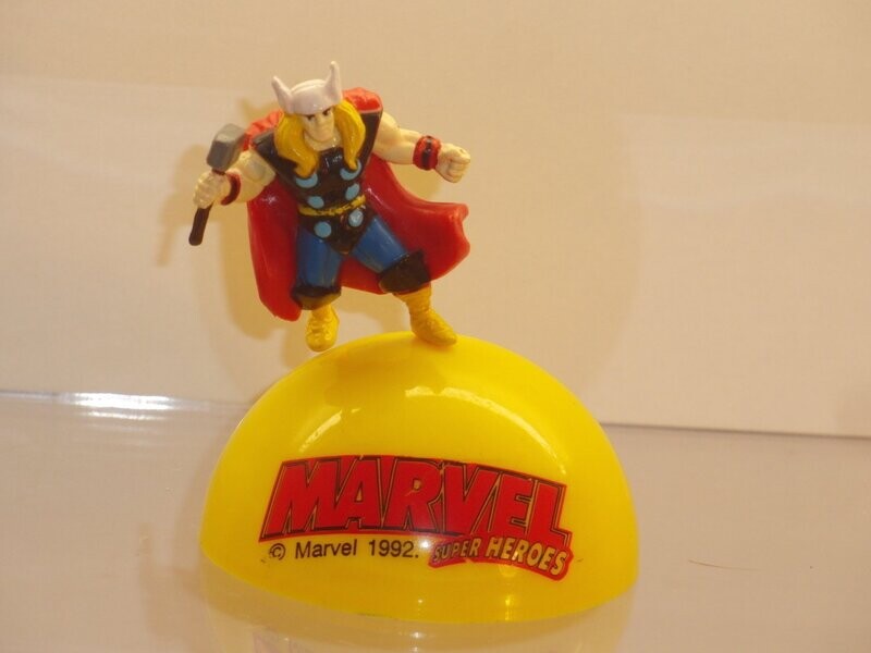 Marvel Super Heroes: 1992: Thor
Figur auf gelber Halbkugel mit Schriftzug (Figur ist auf Kugel gesteckt)