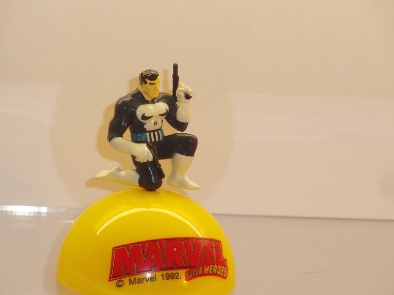 Marvel Super Heroes: 1992: Punisher
Figur auf gelber Halbkugel mit Schriftzug (Figur ist auf Kugel gesteckt)