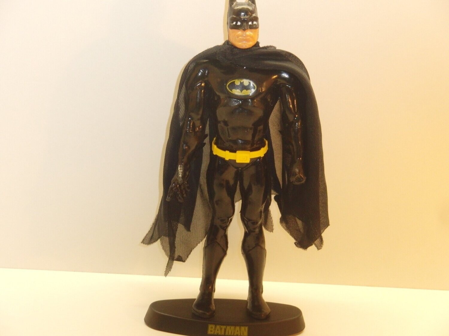 DC Superhelden: Bully 1989: Batman Großfigur mit Umhang auf Sockel (Biegefigur)