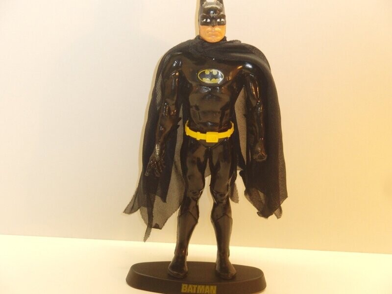 DC Superhelden: Bully 1989: Batman Großfigur mit Umhang auf Sockel (Biegefigur) DC Superhelden: Bully 1989: Batman Großfigur mit Umhang auf Sockel (Biegefigur)