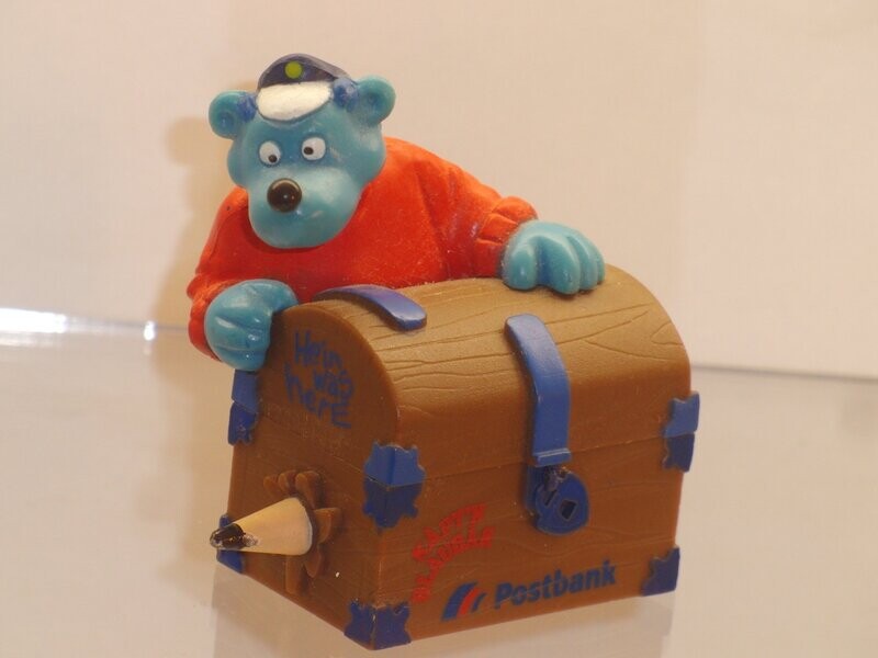 Werbefiguren: Postbank 90er Jahre: Käpt'n Blaubär mit Schatztruhe (Spitzer) Werbefiguren: Postbank 90er Jahre: Käpt'n Blaubär mit Schatztruhe (Spitzer)