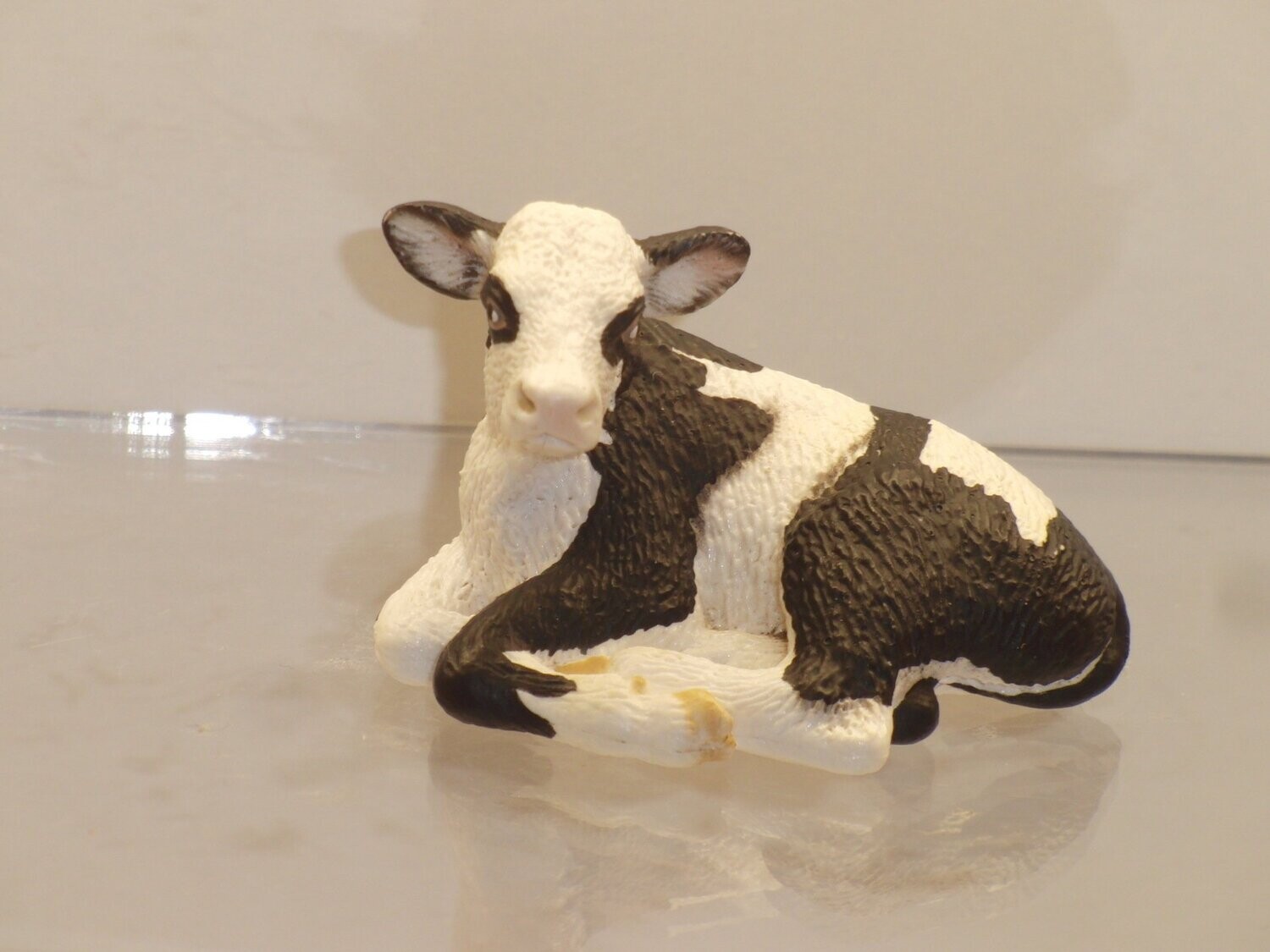 Schleich: 13639 Kalb schwarzbunt liegend
