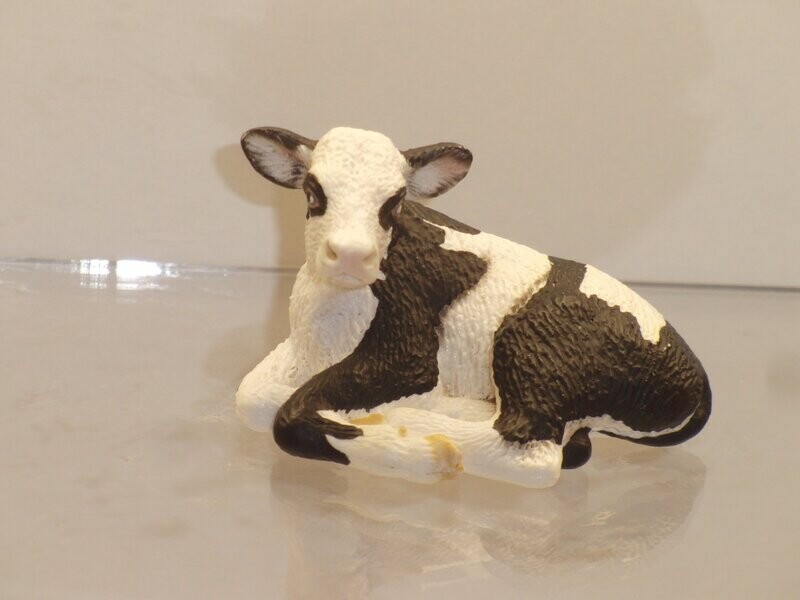 Schleich: 13639 Kalb schwarzbunt liegend Schleich: 13639 Kalb schwarzbunt liegend