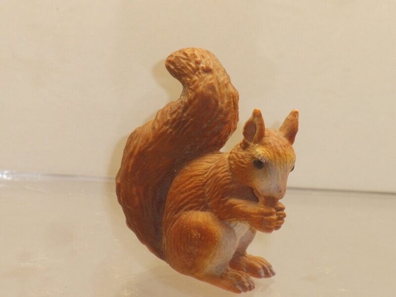 Schleich: 14252 Eichhörnchen fressend