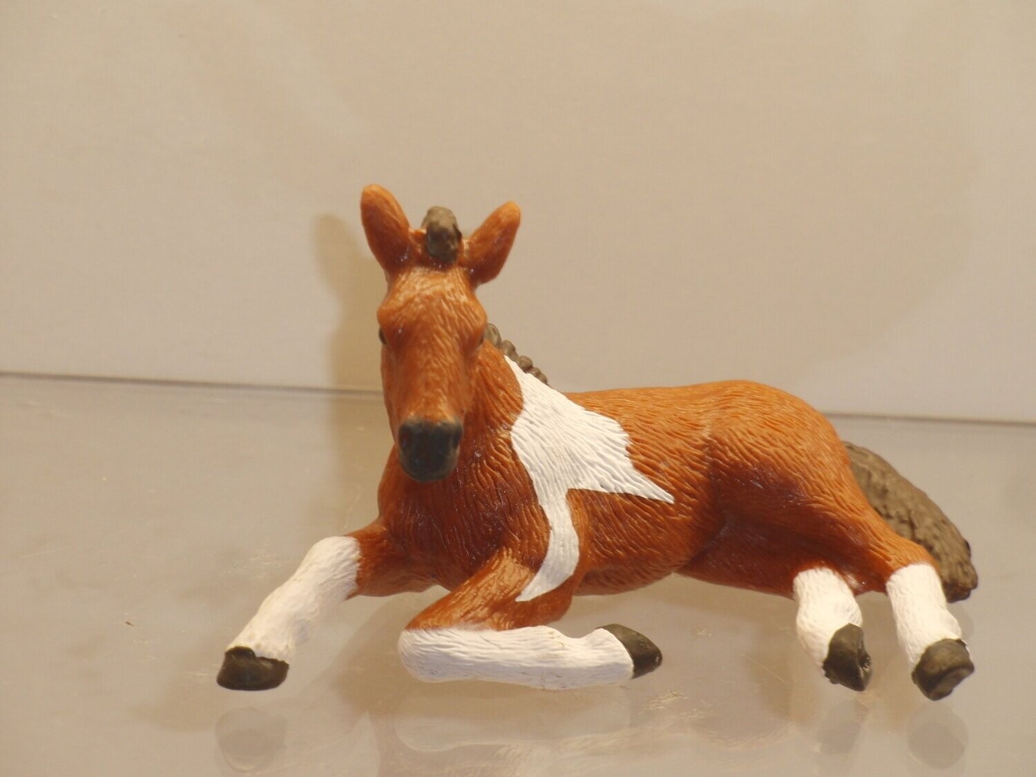 Schleich: Mc Donald's: Pinto Fohlen liegend