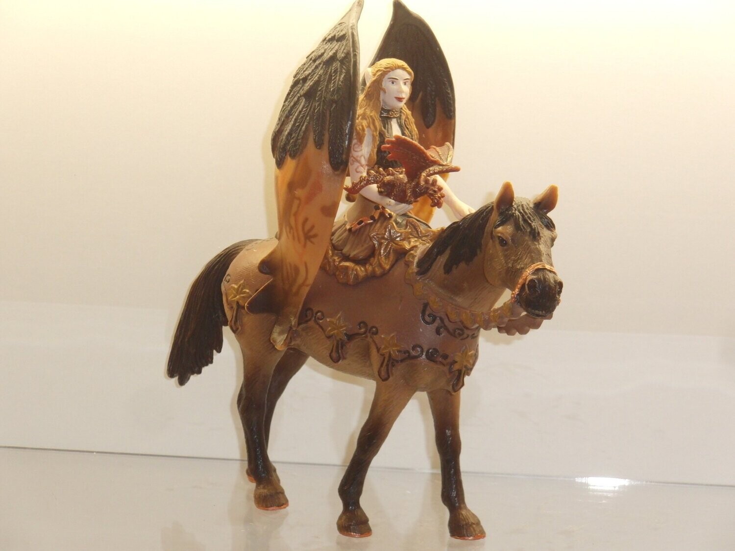 Schleich: Bayala: 70406 Surah mit Drachen auf Pferd