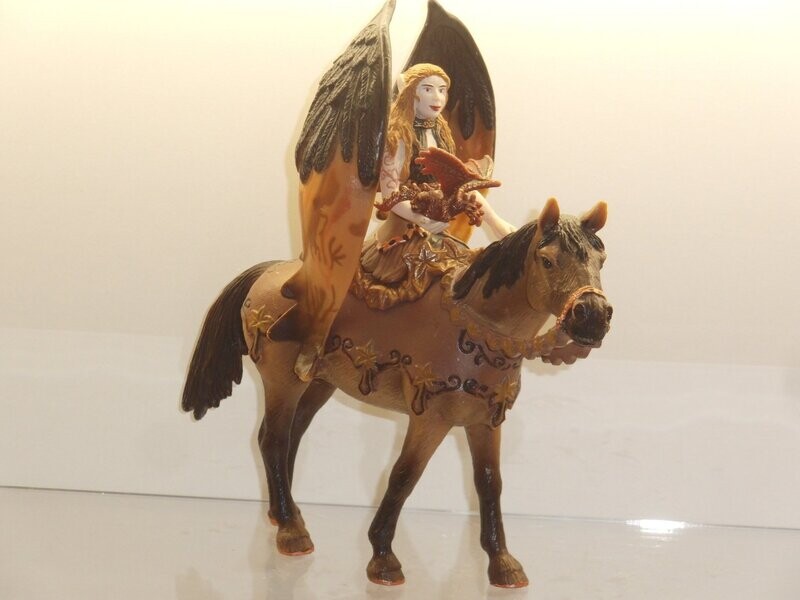 Schleich: Bayala: 70406 Surah mit Drachen auf Pferd Schleich: Bayala: 70406 Surah mit Drachen auf Pferd