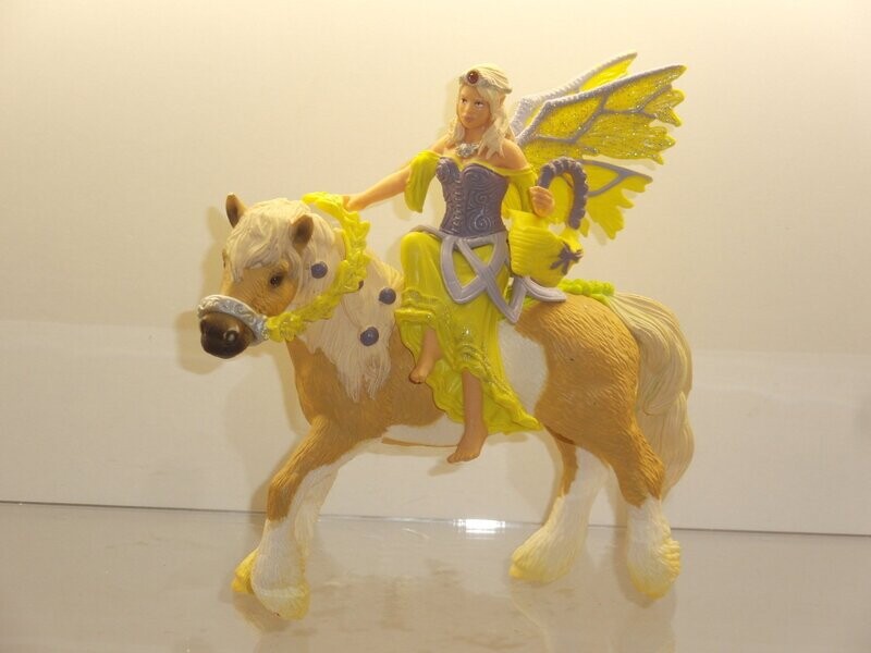 Schleich: Bayala: 70503 Sera in festlicher Kleidung reitend Schleich: Bayala: 70503 Sera in festlicher Kleidung reitend