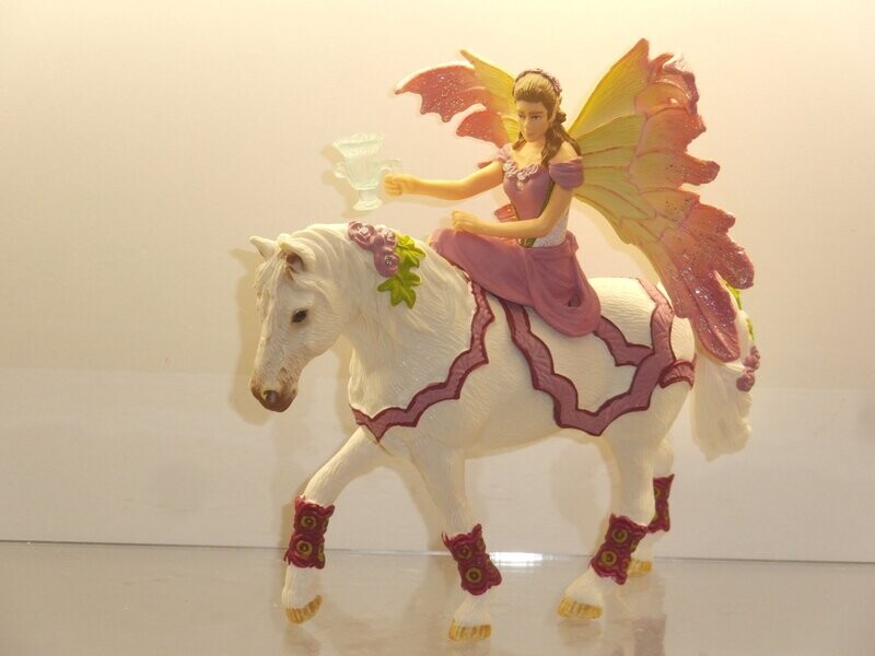 Schleich: Bayala: 70519 Feya in festlicher Kleidung reitend Schleich: Bayala: 70519 Feya in festlicher Kleidung reitend